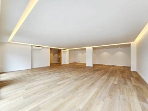 Espaçoso apartamento T3, parqueamentos e terraços, em Cascais