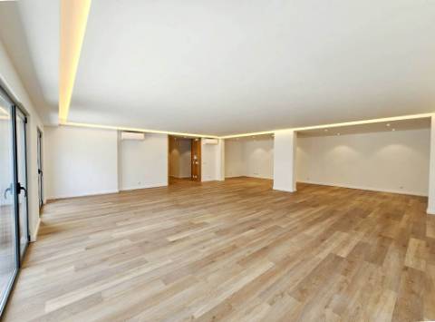 Espaçoso apartamento T3, parqueamentos e terraços, em Cascais