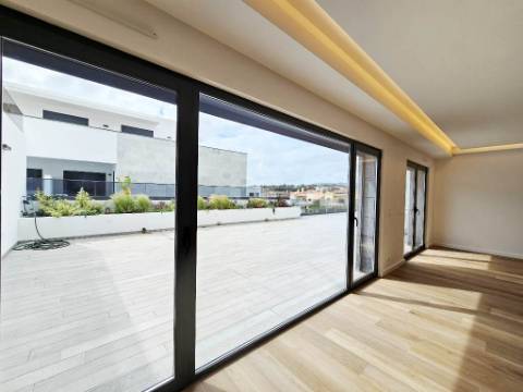Espaçoso apartamento T3, parqueamentos e terraços, em Cascais