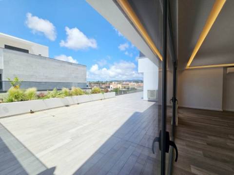 Espaçoso apartamento T3, parqueamentos e terraços, em Cascais