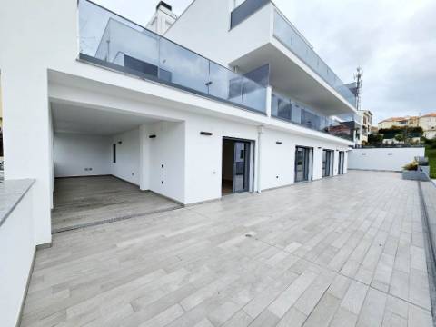 Espaçoso apartamento T3, parqueamentos e terraços, em Cascais