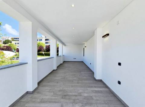 Espaçoso apartamento T3, parqueamentos e terraços, em Cascais