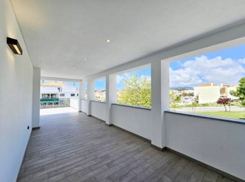 Espaçoso apartamento T3, parqueamentos e terraços, em Cascais