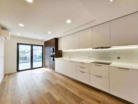 Espaçoso apartamento T3, parqueamentos e terraços, em Cascais