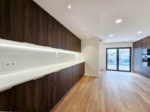 Espaçoso apartamento T3, parqueamentos e terraços, em Cascais