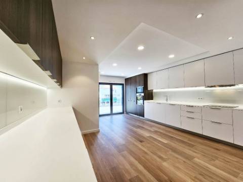 Espaçoso apartamento T3, parqueamentos e terraços, em Cascais