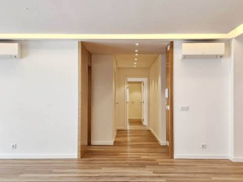 Espaçoso apartamento T3, parqueamentos e terraços, em Cascais