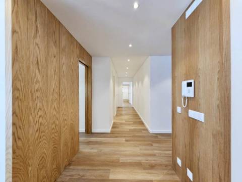 Espaçoso apartamento T3, parqueamentos e terraços, em Cascais