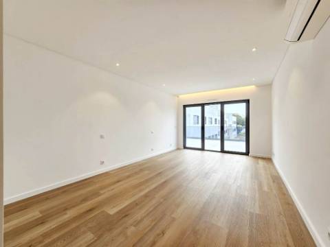 Espaçoso apartamento T3, parqueamentos e terraços, em Cascais