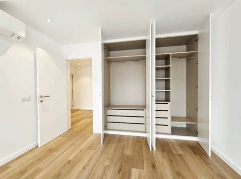 Espaçoso apartamento T3, parqueamentos e terraços, em Cascais