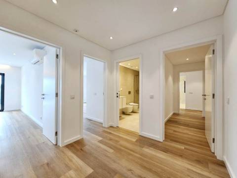 Espaçoso apartamento T3, parqueamentos e terraços, em Cascais