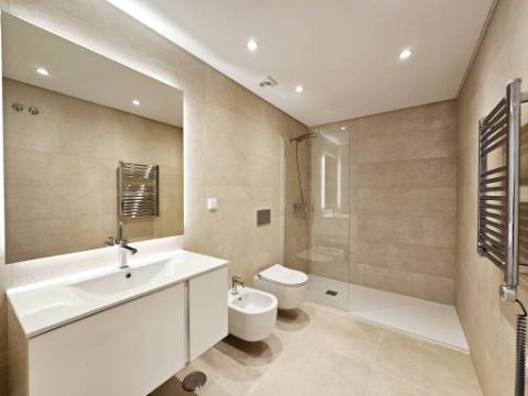 Espaçoso apartamento T3, parqueamentos e terraços, em Cascais