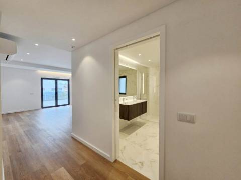 Espaçoso apartamento T3, parqueamentos e terraços, em Cascais