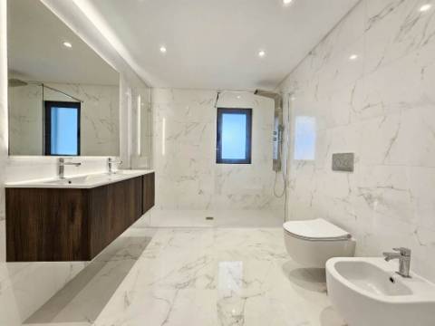 Espaçoso apartamento T3, parqueamentos e terraços, em Cascais