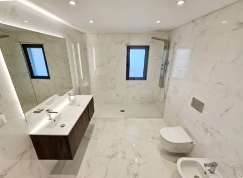 Espaçoso apartamento T3, parqueamentos e terraços, em Cascais