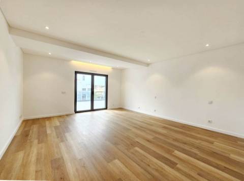 Espaçoso apartamento T3, parqueamentos e terraços, em Cascais