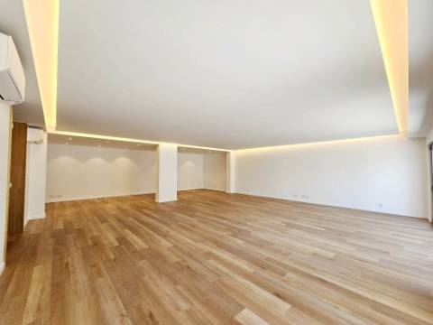Espaçoso apartamento T3, parqueamentos e terraços, em Cascais