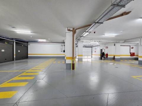 Espaçoso apartamento T3, parqueamentos e terraços, em Cascais