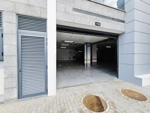 Espaçoso apartamento T3, parqueamentos e terraços, em Cascais