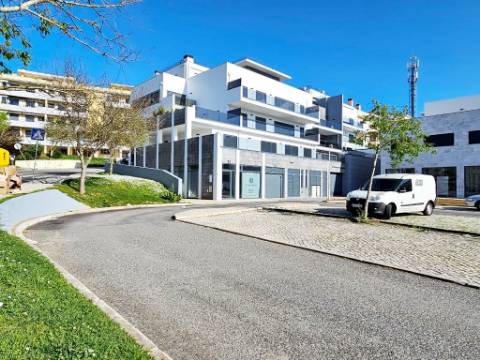 Espaçoso apartamento T3, parqueamentos e terraços, em Cascais