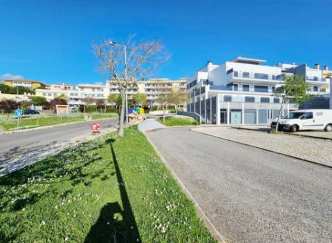 Espaçoso apartamento T3, parqueamentos e terraços, em Cascais