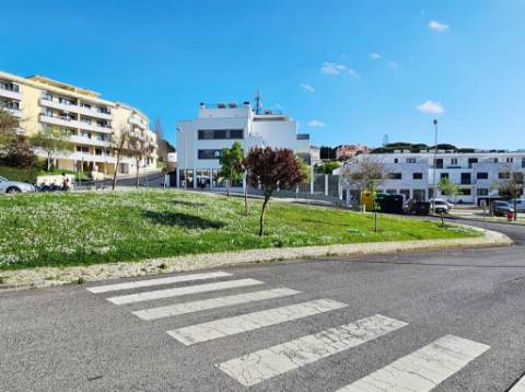 Espaçoso apartamento T3, parqueamentos e terraços, em Cascais