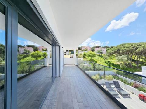 Espaçoso apartamento T2, terraço e garagem, em Cascais