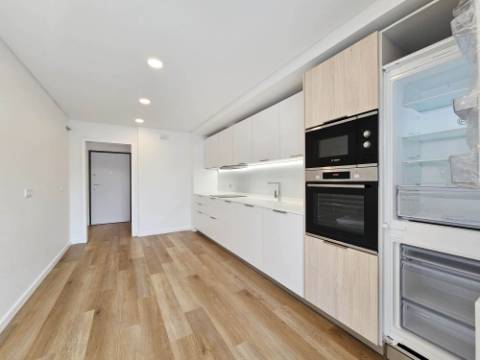 Espaçoso apartamento T2, terraço e garagem, em Cascais