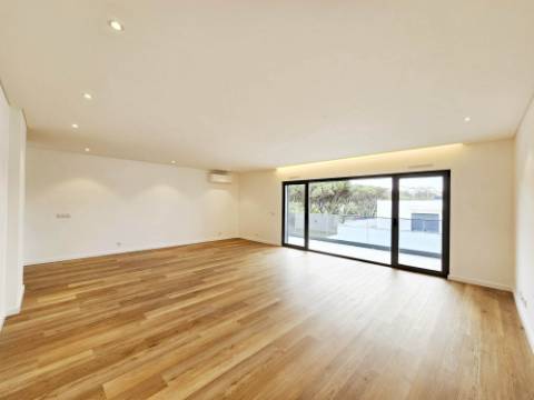 Espaçoso apartamento T2, terraço e garagem, em Cascais