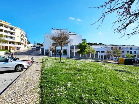 Espaçoso apartamento T2, terraço e garagem, em Cascais