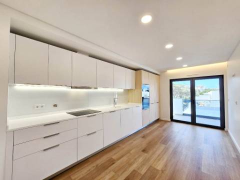 Espaçoso apartamento T2, terraço e garagem, em Cascais
