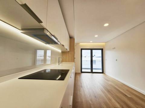 Espaçoso apartamento T2, terraço e garagem, em Cascais