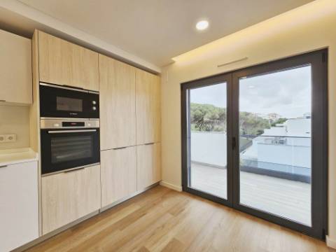 Espaçoso apartamento T2, terraço e garagem, em Cascais