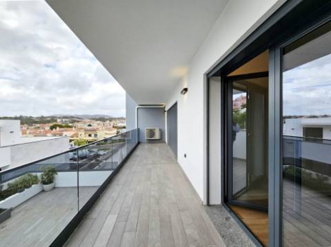 Espaçoso apartamento T2, terraço e garagem, em Cascais