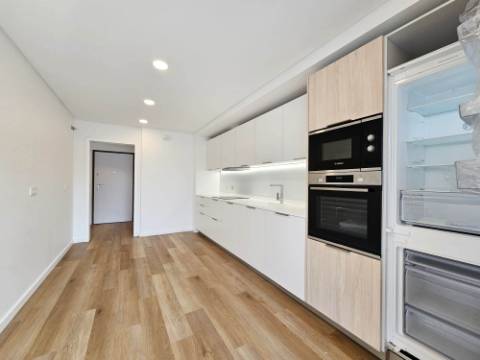 Espaçoso apartamento T2, terraço e garagem, em Cascais