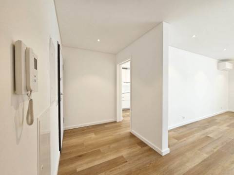 Espaçoso apartamento T2, terraço e garagem, em Cascais