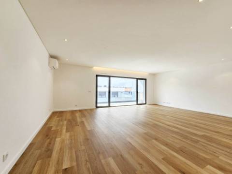 Espaçoso apartamento T2, terraço e garagem, em Cascais