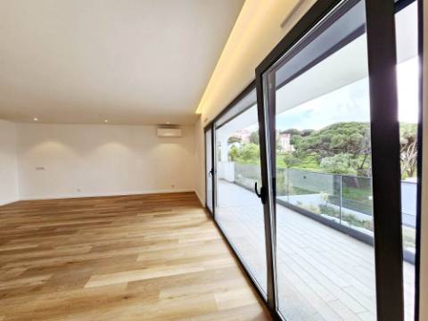 Espaçoso apartamento T2, terraço e garagem, em Cascais