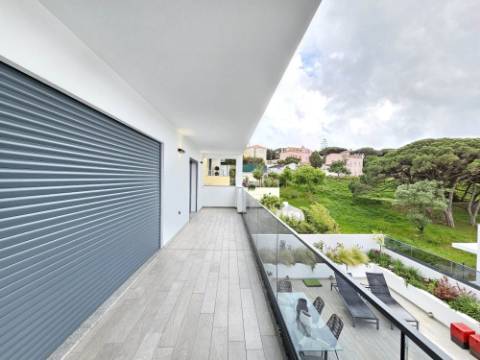 Espaçoso apartamento T2, terraço e garagem, em Cascais