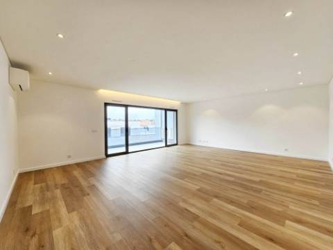 Espaçoso apartamento T2, terraço e garagem, em Cascais