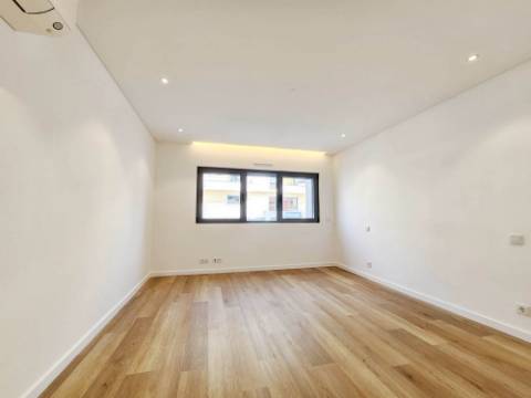 Espaçoso apartamento T2, terraço e garagem, em Cascais