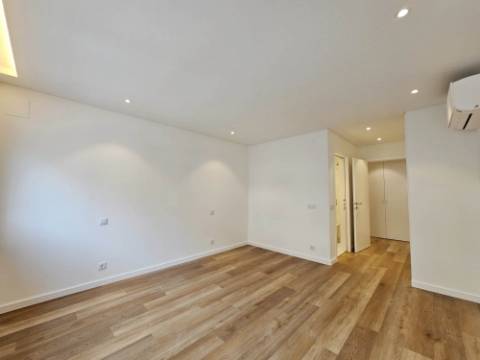 Espaçoso apartamento T2, terraço e garagem, em Cascais