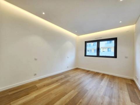 Espaçoso apartamento T2, terraço e garagem, em Cascais