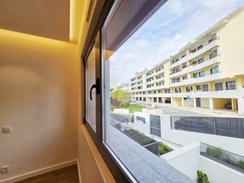 Espaçoso apartamento T2, terraço e garagem, em Cascais