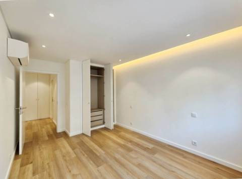 Espaçoso apartamento T2, terraço e garagem, em Cascais