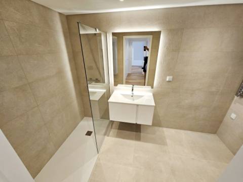 Espaçoso apartamento T2, terraço e garagem, em Cascais