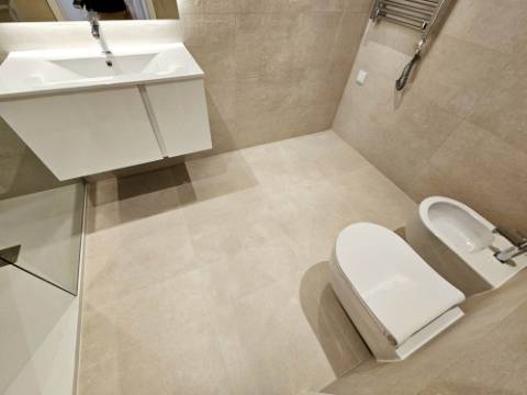 Espaçoso apartamento T2, terraço e garagem, em Cascais