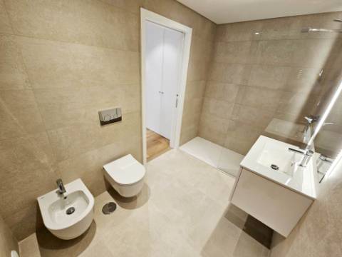 Espaçoso apartamento T2, terraço e garagem, em Cascais