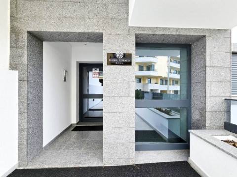 Espaçoso apartamento T2, terraço e garagem, em Cascais