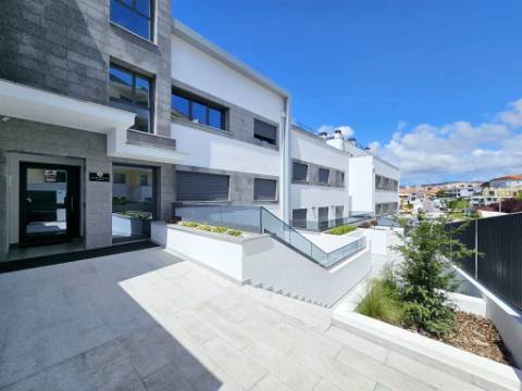 Espaçoso apartamento T2, terraço e garagem, em Cascais